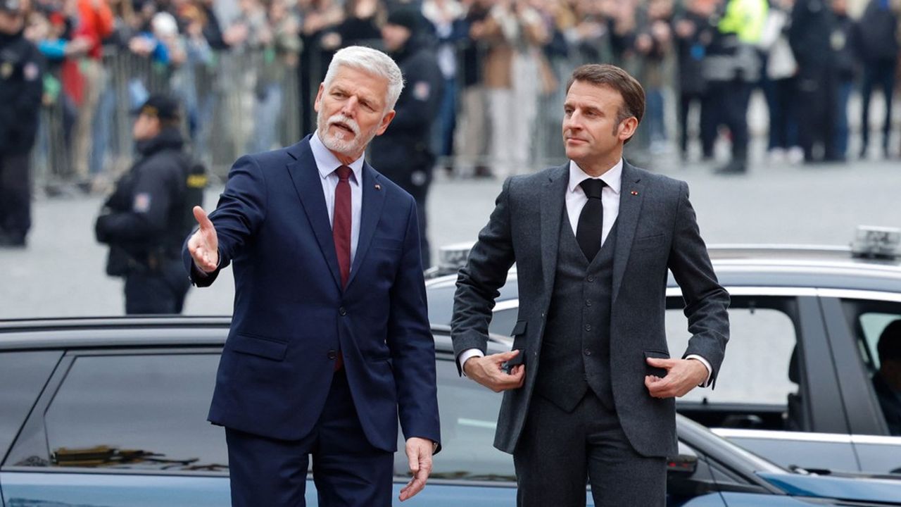 Le président tchèque, Petr Pavel, a reçu Emmanuel Macron au château de Prague, mardi.