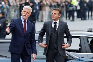 Le président tchèque, Petr Pavel, a reçu Emmanuel Macron au château de Prague, mardi.