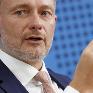 Christian Lindner, 45 ans, est à la tête du ministère des Finances depuis 2021. Son parti, le FDP, a engrangé 11,5 % des suffrages lors des dernières législatives mais ne reçoit plus que 5 % environ des intentions de vote dans les derniers sondages.