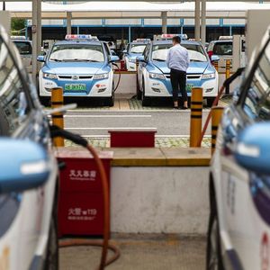 Des voitures électriques en train d'être rechargées dans l'une des plus grandes stations d'Asie.