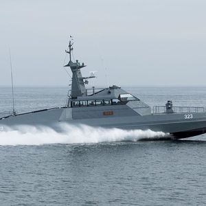 Sortis des ateliers, les sept derniers bateaux intercepteurs HSI de 32 mètres, sur 39 commandés et destinés à l'Arabie saoudite, attendent leurs expéditions sur les pontons.