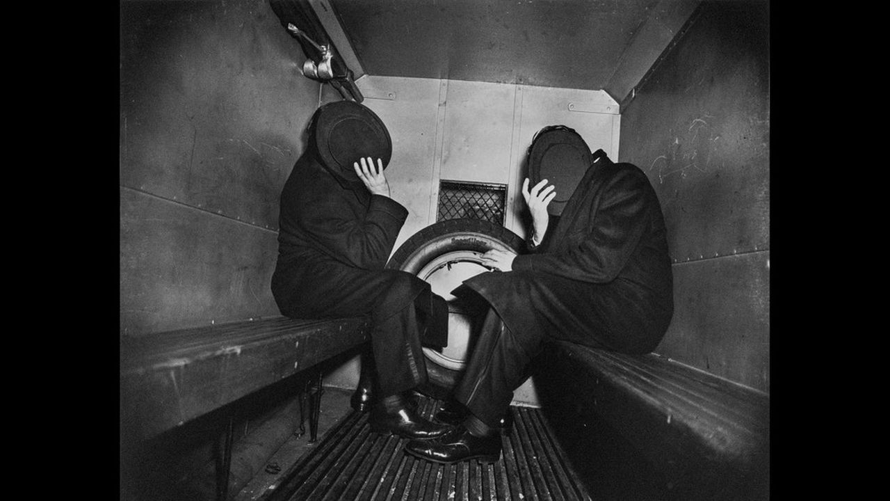 Charles Sodokoff et Arthur Webber se cachent le visage avec leurs chapeaux hauts-de-forme, 1942.