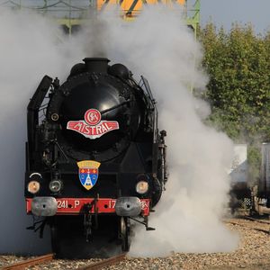 La locomotive à vapeur 241P17 de passage à Miramas.