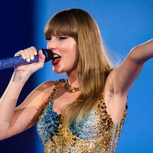 Pour sa tournée en Asie du Sud-Est, Taylor Swift a décidé de ne se produire qu'à Singapour. Pour emporter cette exclusivité, la cité-Etat a déboursé plusieurs millions de dollars d'argent public.