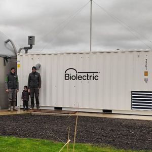 A la tête du GAEC des Hauts Vents, Aymeric et Nicolas Sauce ont opté pour la solution du fabricant belge Biolectric, dont la production se limite à 22 kilowattheures.