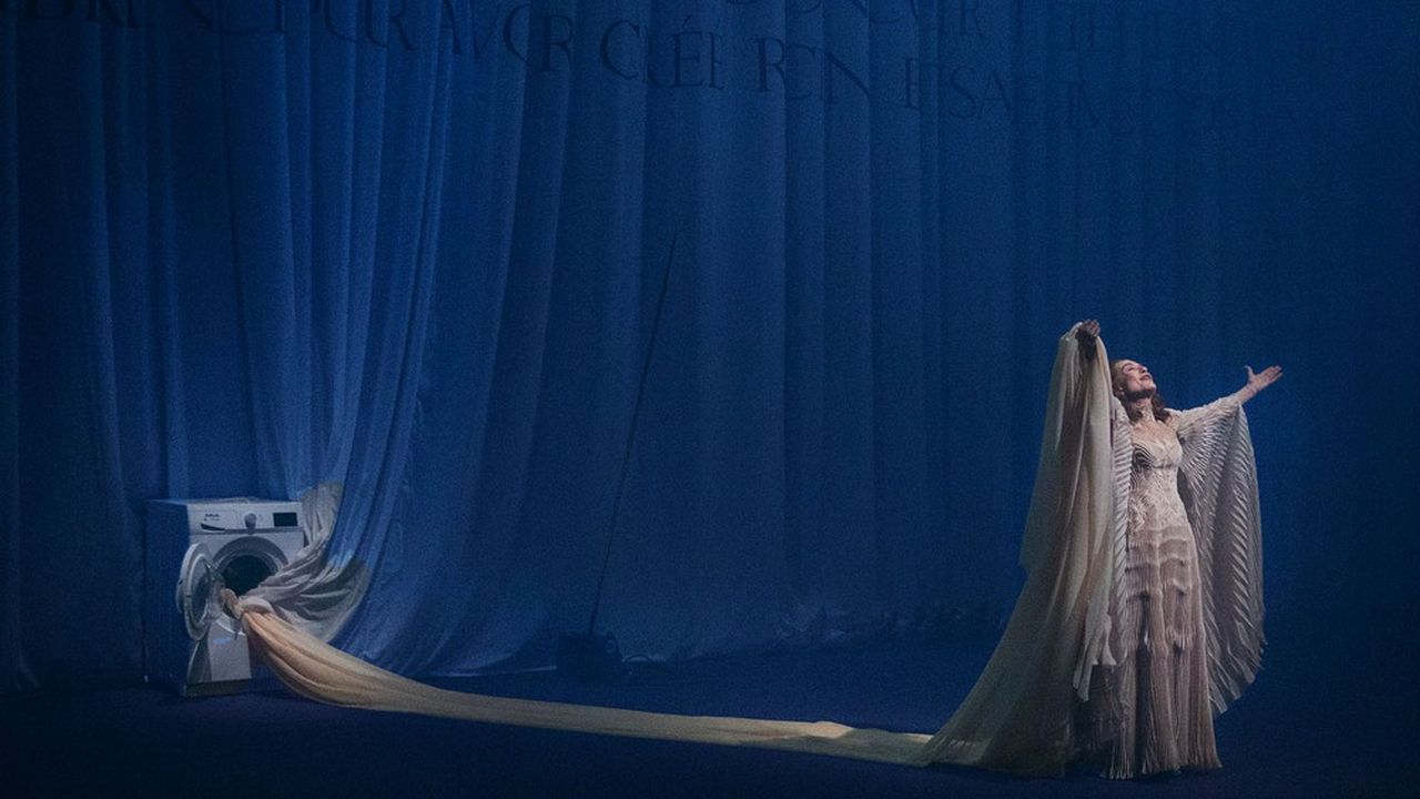 Bérénice (Isabelle Huppert) dans le décor surréel du metteur en scène italien.