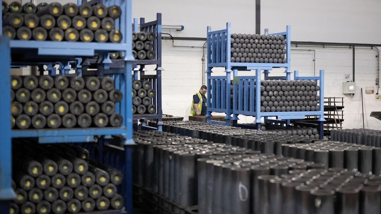 Un employé examine des obus de calibre 155 mm dans une usine près de Newcastle.