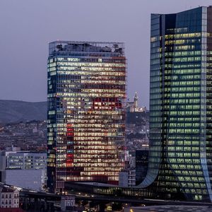 La Cepac connaît bien Constructa pour avoir déjà cofinancé plusieurs de ses programmes, notamment la tour La Marseillaise (ici, à gauche), totem coloré du quartier d'affaires Euroméditerranée.