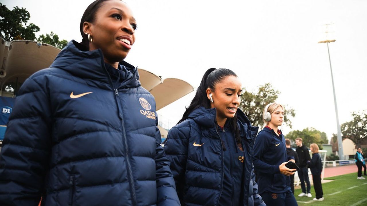 La capitaine Grace Geyoro avec Sakina Karchaoui et d'autres membres de l'équipe féminine de football du Paris-Saint Germain.