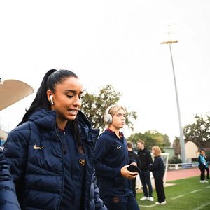 La capitaine Grace Geyoro avec Sakina Karchaoui et d'autres membres de l'équipe féminine de football du Paris-Saint Germain.