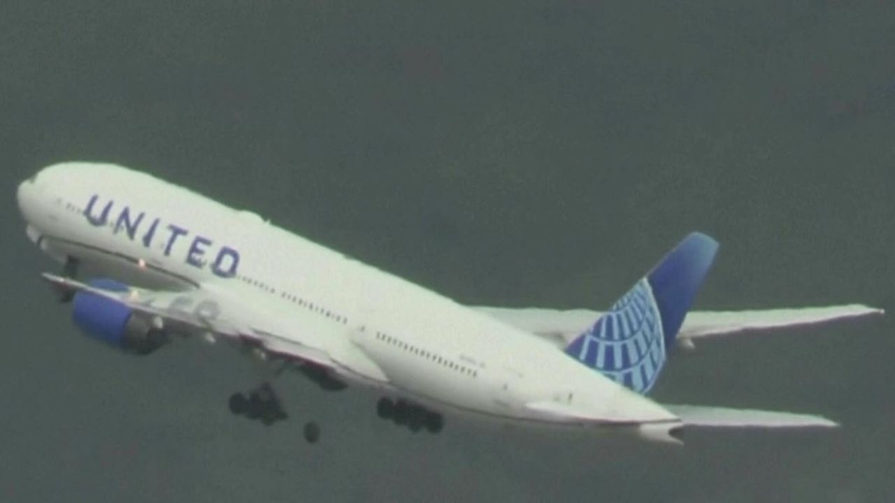 Sur cette image tirée d'une vidéo, le Boeing 777 de United Airlines à destination du Japon perd un pneu alors qu'il décolle de l'aéroport international de San Francisco, le jeudi 7 mars 2024.