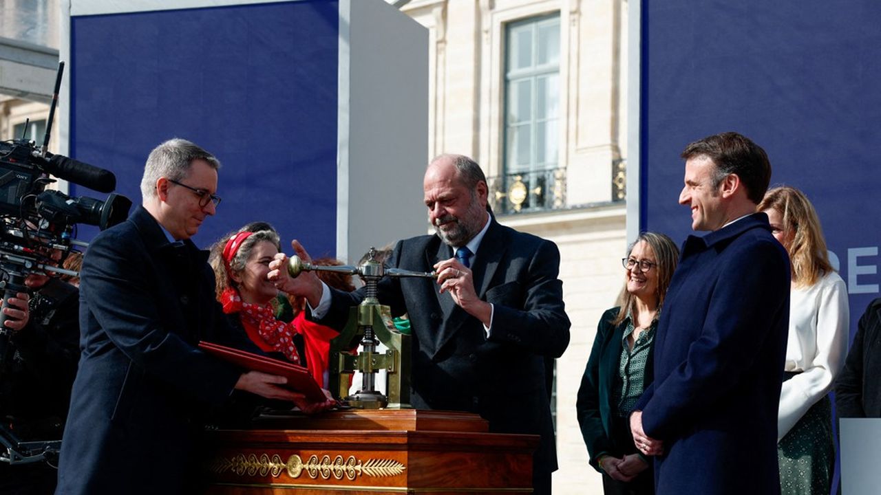 Le garde des Sceaux Eric Dupond-Moretti, accompagné d'Emmanuel Macron, appose le sceau de la République sur la loi inscrivant l'IVG dans la Constitution, ce vendredi place Vendôme.