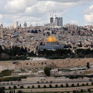 L'Esplanade des mosquées est d'autant plus sensible qu'elle s'étend sur le mont du Temple, le lieu le plus saint du judaïsme, dont ne subsiste que le mur des Lamentations.