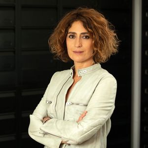 Isabelle Saporta a été auteure chez Fayard depuis 2011, puis éditrice extérieure et directrice littéraire avant d'en prendre la direction en 2022.