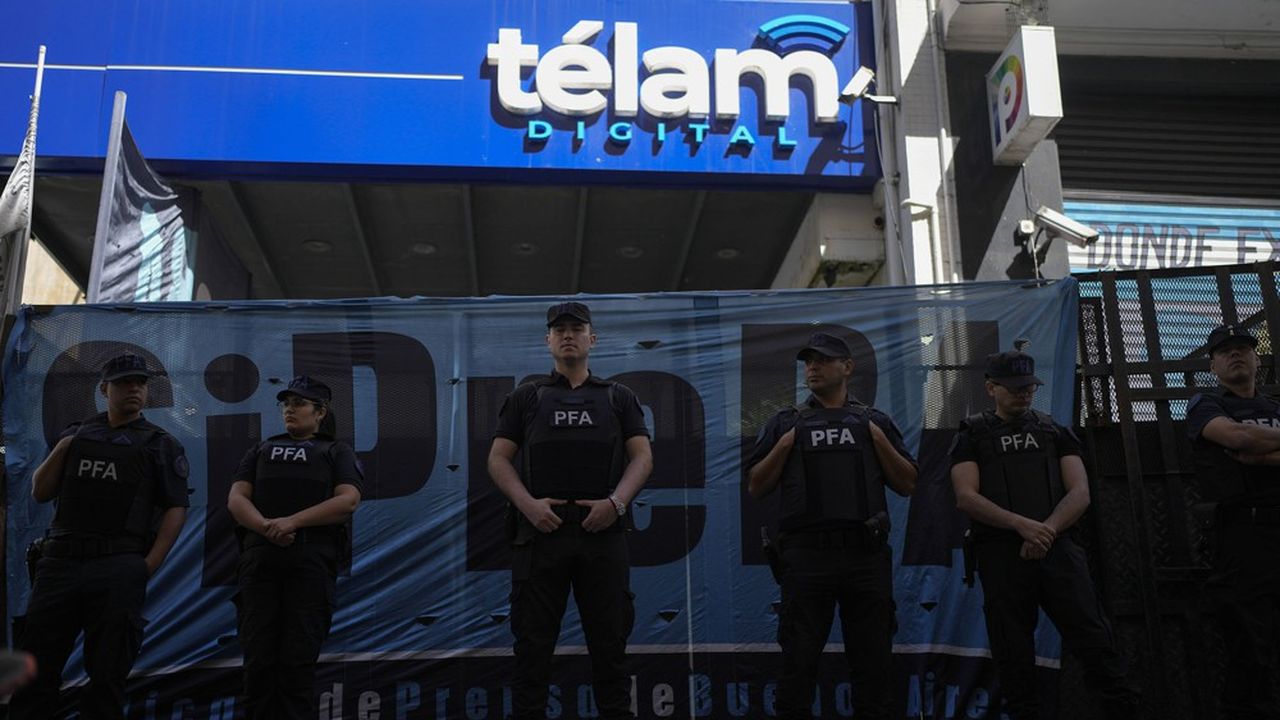 Des policiers bloquent l'entrée du siège de Télam, agence de presse officielle de l'Argentine.