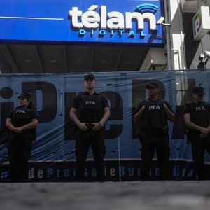 Des policiers bloquent l'entrée du siège de Télam, agence de presse officielle de l'Argentine.