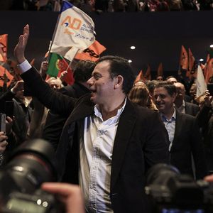 Luis Montenegro, candidat de la coalition de centre droit Alliance démocratique, a un léger avantage dans les sondages.