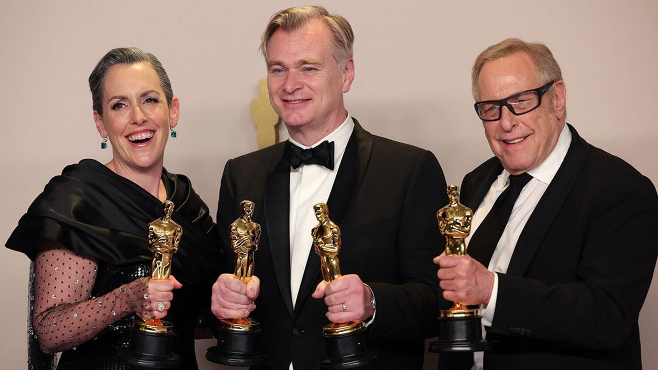 Christopher Nolan, Emma Thomas et Charles Roven posent avec l'oscar du meilleur film pour « Oppenheimer », le 10 mars 2024.