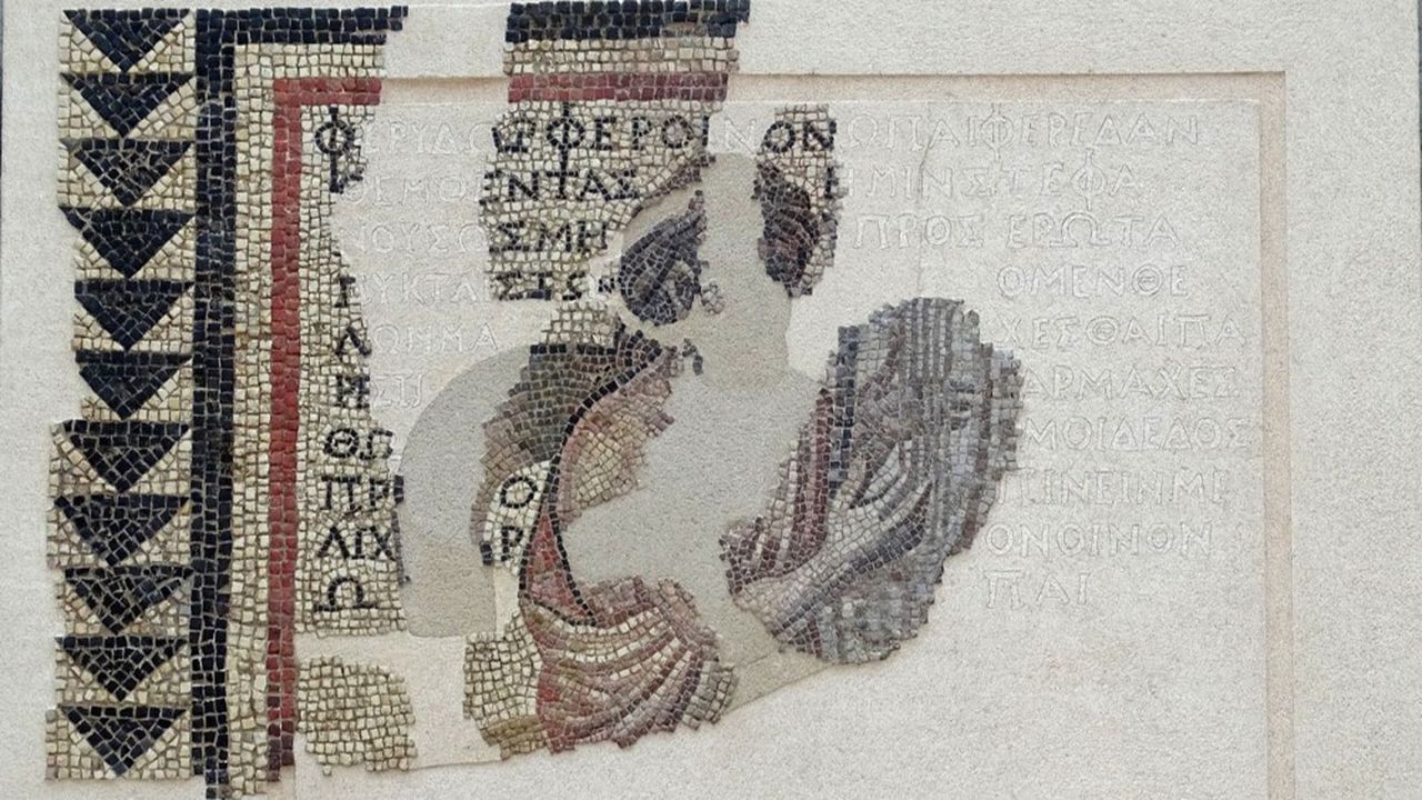 Mosaïque des auteurs grecs : Anacréon, IIe-IIIe siècles. Calcaires colorés et blanc, marbre blanc et schiste.