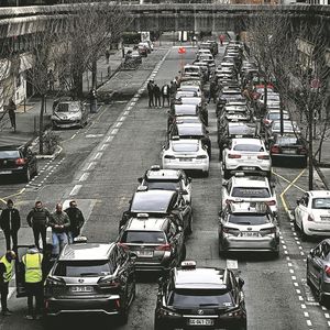 Les taxis transportant des patients ont manifesté le 4 mars dernier à travers la France pour protester contre les nouveaux tarifs de remboursements de trajets proposés par l'Assurance Maladie.