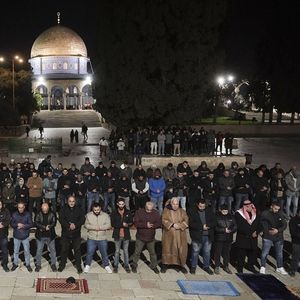 Des fidèles musulmans prient pour le début du mois de Ramadan dimanche près de la mosquée al-Aqsa sur l'esplanade des Mosquée, lieu saint de l'islam, mais aussi du judaïsme.