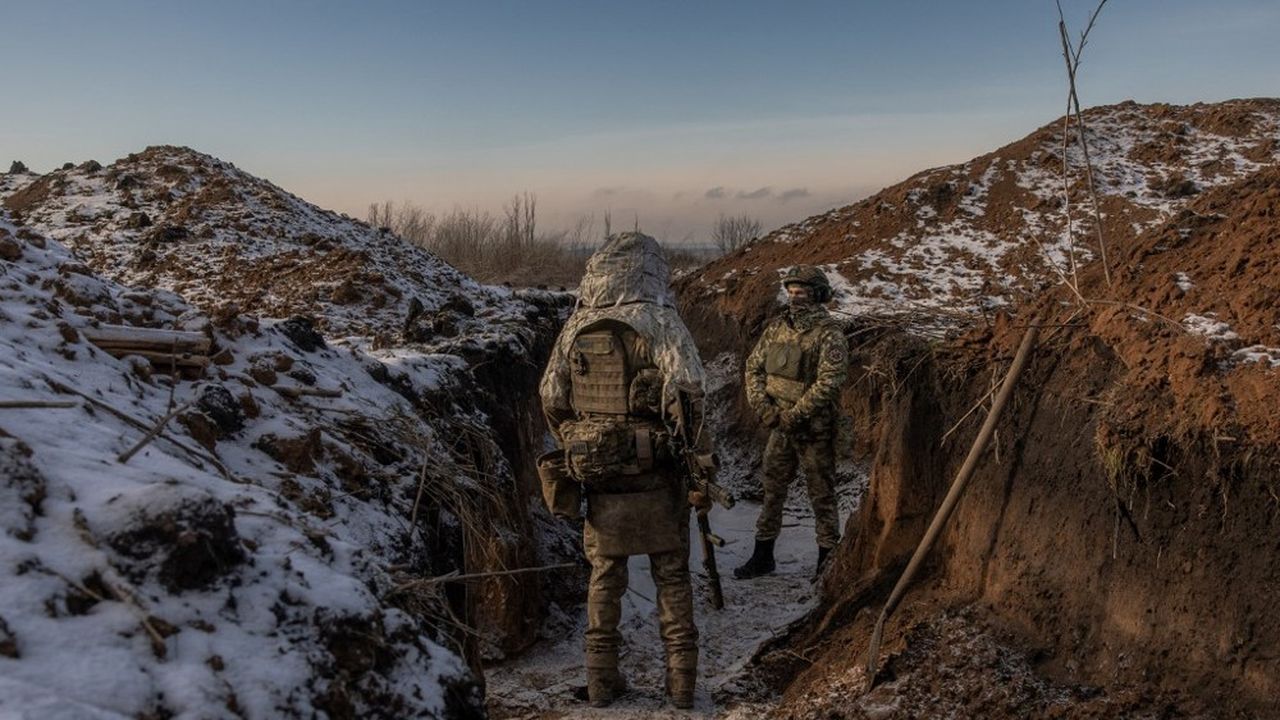 Des soldats ukrainiens de la 41e brigade se tiennent dans une tranchée près de la ligne de front, à l'extérieur de Koupiansk, dans la région de Kharkiv, le 23 janvier 2024.