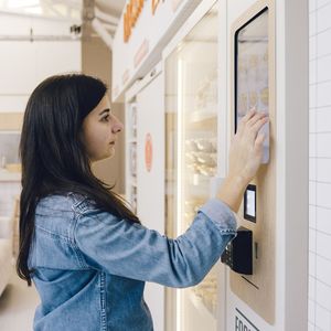 Foodles développe des frigos connectés d'entreprise, proposant des repas aux salariés. 