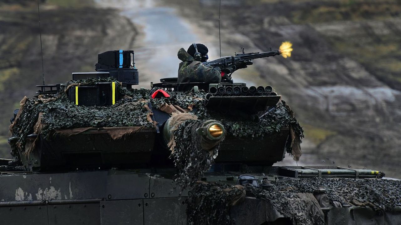 Un char Leopard 2 en action. Ce char de combat d'une soixantaine de tonnes est doté d'un canon de 120 mm permettant de combattre l'ennemi tout en se déplaçant à une vitesse de 70 km/h. Son prix est estimé à 5 millions d'euros.