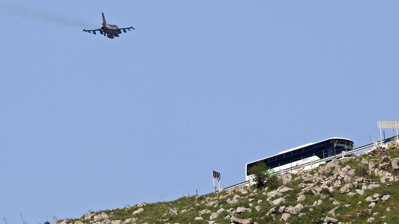 Un avion de chasse israélien survole la frontière avec le Liban mardi. Les tensions ne cessent de monter entre l'Etat hébreu et le Hezbollah.