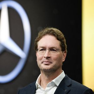 Le patron de Mercedes-Benz, Ola Källenius, compte parmi ses actionnaires de premier rang deux chinois, le groupe automobile chinois SAIC (9,98 %) et Li Shufu (9,69 %).
