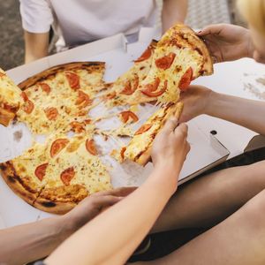 La pizza a encore gagné du terrain en 2024 et fait envie à 49 % des Français lorsqu'ils pensent à du snacking salé.