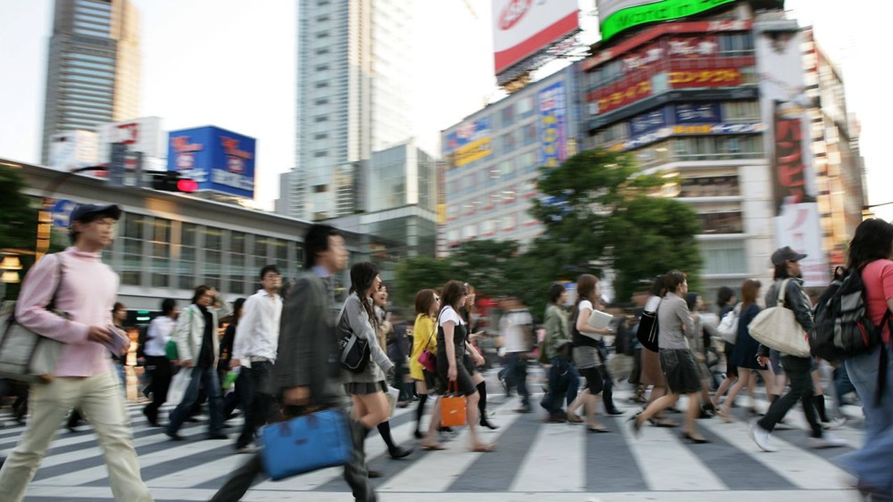 Des passants sur le carrefour le plus fréquenté de la planète, dans le district de Shibuya à Tokyo.