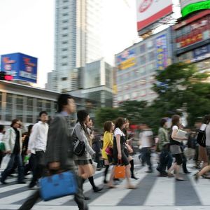 Des passants sur le carrefour le plus fréquenté de la planète, dans le district de Shibuya à Tokyo.