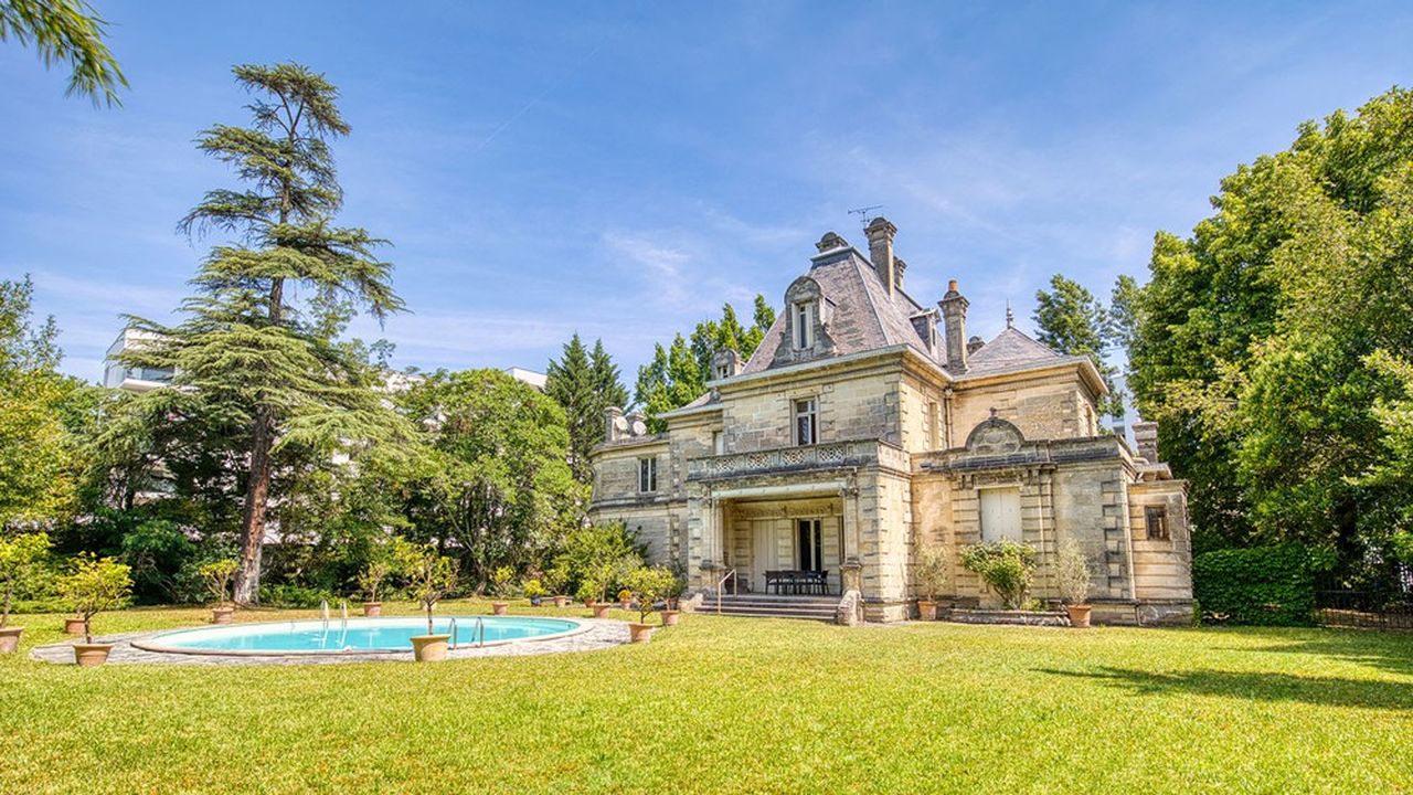 Cette magnifique propriété dispose d'un parc paysager avec piscine à quelques dizaines de minutes du centre de Bordeaux.