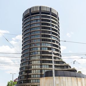 Le siège de la ﻿Banque des règlements internationaux, à Bâle, en Suisse. Elle abrite notamment le Comité de Bâle, qui propose de limiter les pratiques dites de « window-dressing » à compter de janvier 2027.