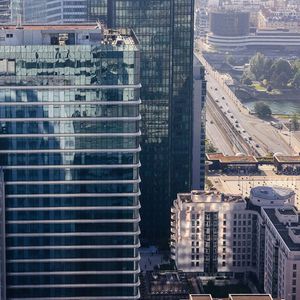 M2i, le leader français de la formation IT, digital et management, occupe les premier et deuxième étages de la tour Aurore à La Défense, les deux seuls autorisés à recevoir des établissements d'enseignement.