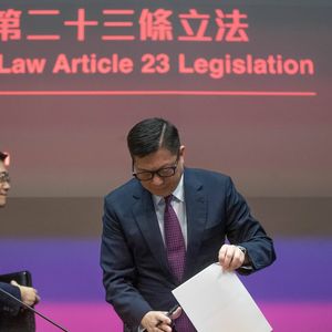 Le Parlement a adopté tous les amendements proposés par le chef de l'exécutif, John Lee (à gauche) et Tang Pink Keung, le secrétaire à la Sécurité (à droite).