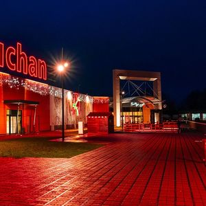 Auchan a racheté à Casino 70 supermarchés et 26 hypermarchés.