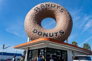 Le beignet géant de Randy's Donuts à Inglewood, près de l'aéroport international de Los Angeles.