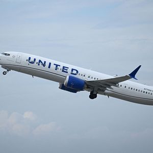 United Airlines, qui fait voler des Boeing 737 MAX 9, va essayer d'acheter des avions à Airbus, car les délais de livraison des 737 MAX 10 sont incertains.