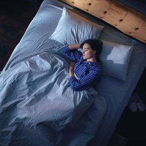 En 2023, les Français dormaient en moyenne 6h58 la semaine et 7h40 le week-end, soit une perte de 15 à 16 minutes de sommeil.