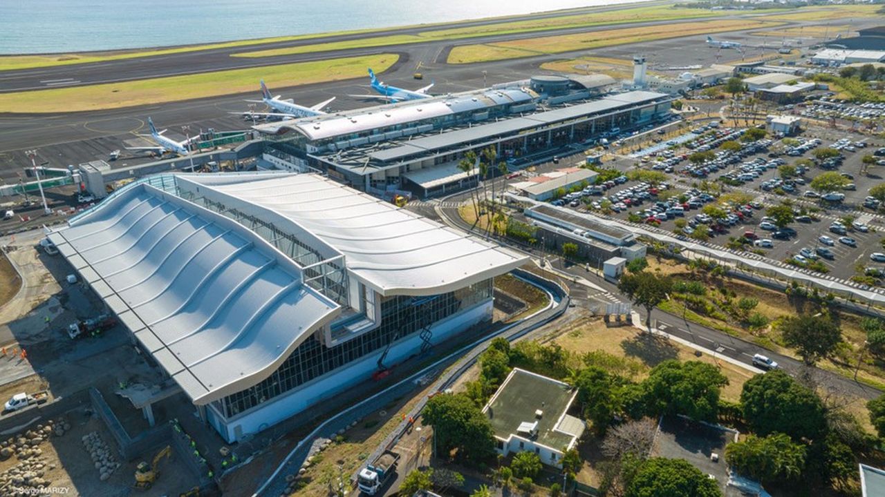 Le nouveau terminal de l'aéroport Roland-Garros (au premier plan) a été conçu de manière à limiter au maximum sa consommation énergétique.