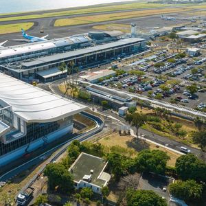 Le nouveau terminal de l'aéroport Roland-Garros (au premier plan) a été conçu de manière à limiter au maximum sa consommation énergétique.