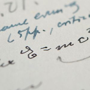 La célèbre équation écrite de la main même d'Einstein le 26 octobre 1946.