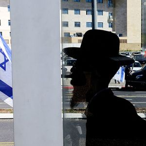 Un Ultra-Orthodoxe passe devant des manifestants laïcs près d'un poste de recrutement militaire près de Tel Aviv.