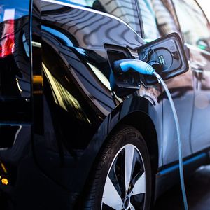 Six nouveaux points de recharge ultra-rapide pour les batteries des véhicules électriques viennent d'être installées dans une station-service TotalEnergies à Savigny-sur-Orge.