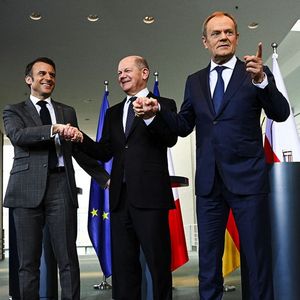 Réunis vendredi après-midi à Berlin, dans le cadre du « triangle de Weimar », le chancelier allemand, Olaf Scholz, le président français, Emmanuel Macron, et le Premier ministre polonais, Donald Tusk, ont réaffirmé leur soutien à l'Ukraine.
