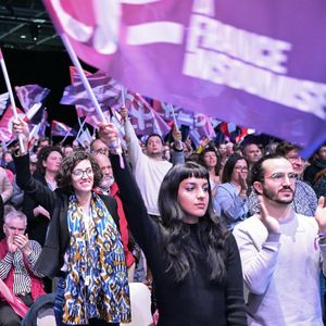 Des militants (plus de 3.000 selon les organisateurs) agitant des drapeaux de La France insoumise et scandant « Union populaire », le slogan du mouvement de gauche radicale, étaient réunis en début d'après-midi pour le lancement de ce premier meeting de campagne, au Parc des expositions de Villepinte (Seine-Saint-Denis).