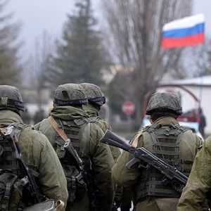Des soldats russes sans insigne, surnommés « les petits hommes verts », se déploient autour d'une base de Simferopol, en Ukraine, le 20 mars 2014.