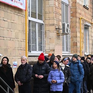A Moscou, ce dimanche, devant un bureau de vote. L'opposition a appelé les électeurs à venir tous ensemble à midi pour protester contre Vladimir Poutine.